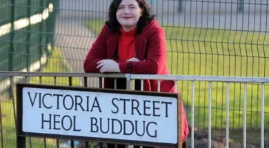 jessica-powell-by-a-street-sign-in-cwmbran-torfaen-307418937.jpg