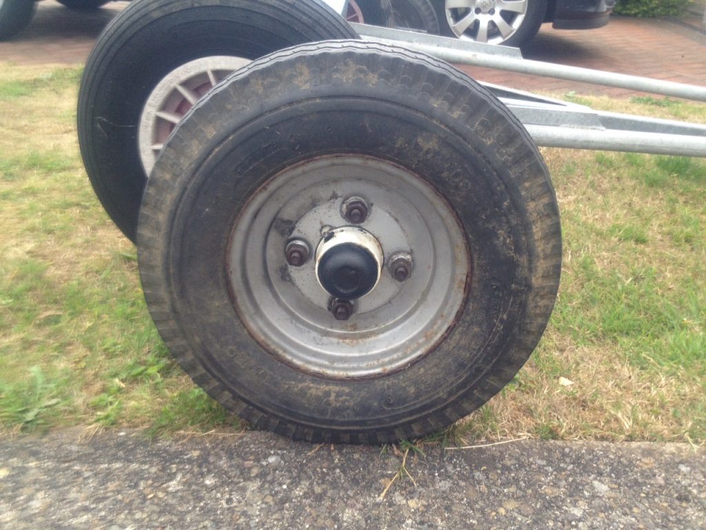 Trailer suspension unit repair - mudguard removal